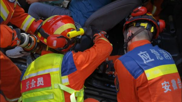 看着都疼！合肥一男子被护栏贯穿！