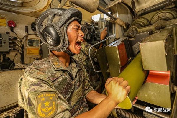 推迟退役的他们，向军旗告别！