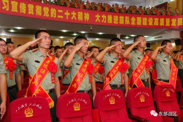 推迟退役的他们，向军旗告别！