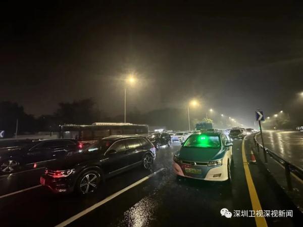 莲塘口岸、文锦渡口岸暂停通关！多路记者直击暴雨夜！