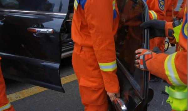 看着都疼！合肥一男子被护栏贯穿！