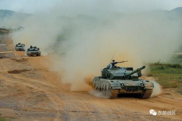 推迟退役的他们，向军旗告别！