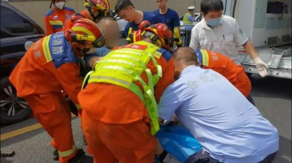 看着都疼！合肥一男子被护栏贯穿！