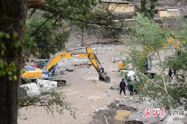 争分夺秒抢险 持续不停救援——夏河县麻当镇山洪泥石流救灾现场直击