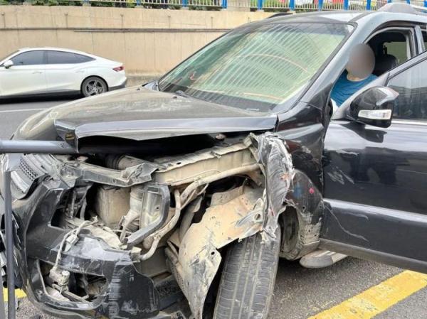 看着都疼！合肥一男子被护栏贯穿！