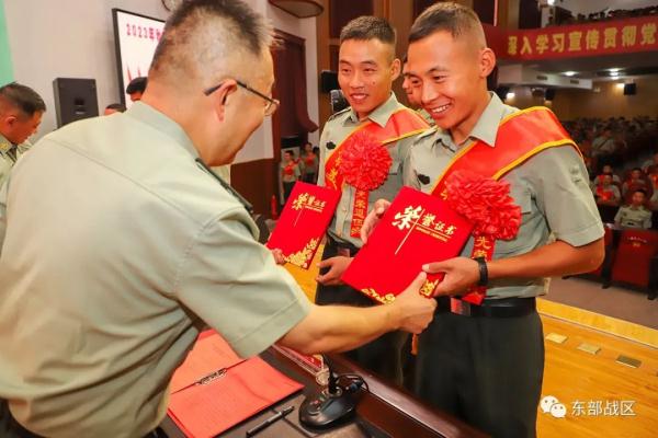 推迟退役的他们，向军旗告别！