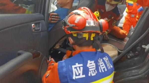 看着都疼！合肥一男子被护栏贯穿！