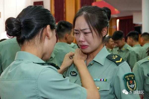 推迟退役的他们，向军旗告别！