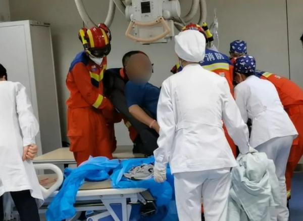 看着都疼！合肥一男子被护栏贯穿！