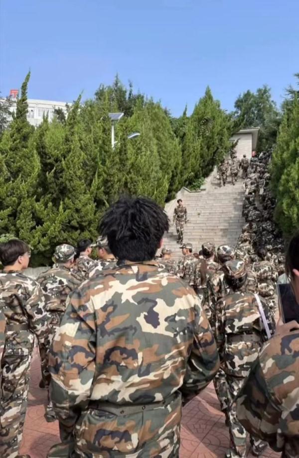 辟谣!一万多学生军训爬泰山是假的 这是学校里面的阶梯 辟谣!一万多学生军训爬泰山是假的 这是学校里面的阶梯