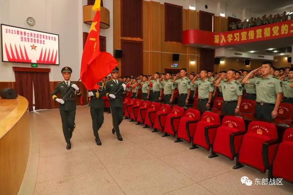 推迟退役的他们，向军旗告别！