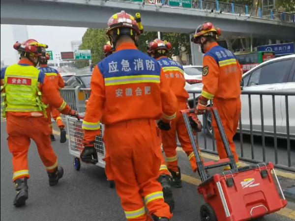看着都疼！合肥一男子被护栏贯穿！
