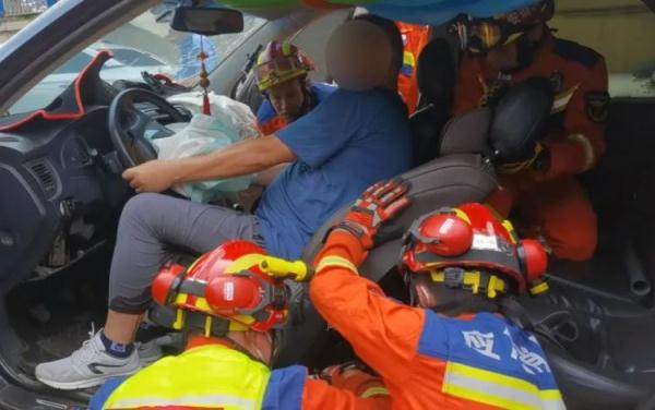 看着都疼！合肥一男子被护栏贯穿！