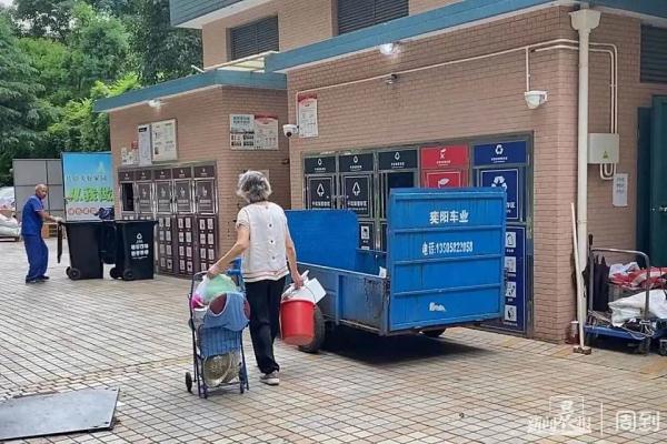 上海一小区楼道里的垃圾桶全部被撤走！到底为啥？有人支持有人反对