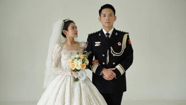 别样的浪漫！新婚夫妻度蜜月旅行抓回个嫌疑犯