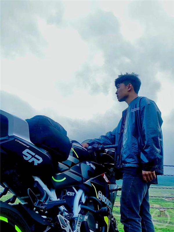 暑期跑了两个月外卖，大一新生攒钱买摩托车从西昌骑来重庆报到