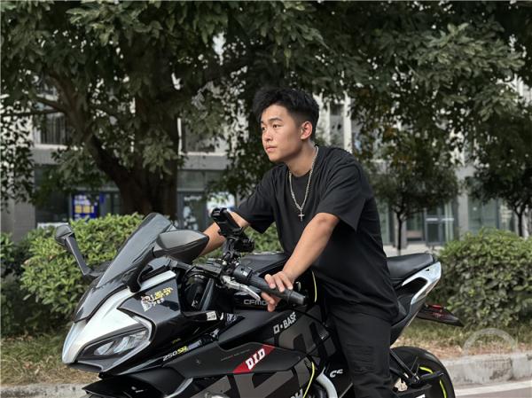 暑期跑了两个月外卖，大一新生攒钱买摩托车从西昌骑来重庆报到