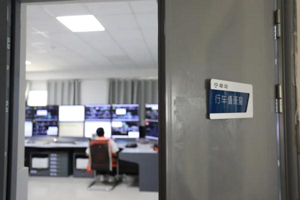 穿越了？这些火车站空无一人！