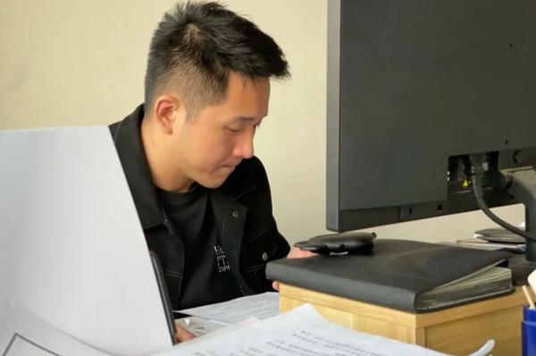 别样的浪漫！新婚夫妻度蜜月旅行抓回个嫌疑犯