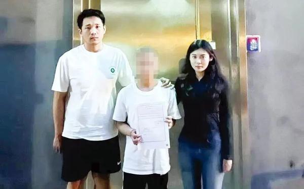 别样的浪漫！新婚夫妻度蜜月旅行抓回个嫌疑犯