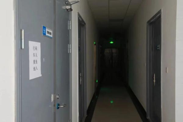 穿越了？这些火车站空无一人！