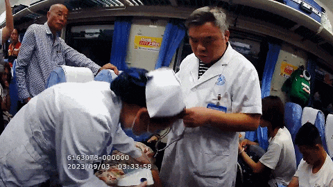 开往南宁的列车上旅客突发晕倒,一场紧急救援展开…… 开往南宁的列车上旅客突发晕倒,一场紧急救援展开……