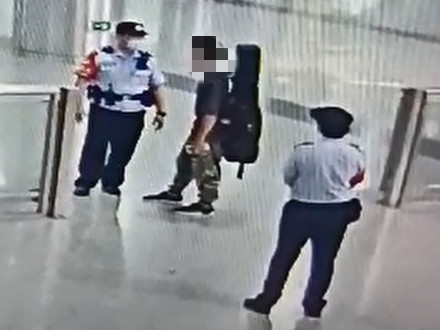 对退票手续费不满，男子欲抢夺民警警械被行拘5日