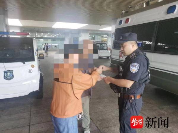 两聋哑旅客火车站迷路,南京特警队员用纸笔交流解决困难 两聋哑旅客火车站迷路,南京特警队员用纸笔交流解决困难