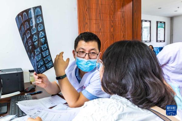 专家千里义诊 情暖山区群众 专家千里义诊 情暖山区群众