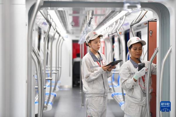 “中国造”首列出口墨西哥城轻轨列车在湖南株洲下线