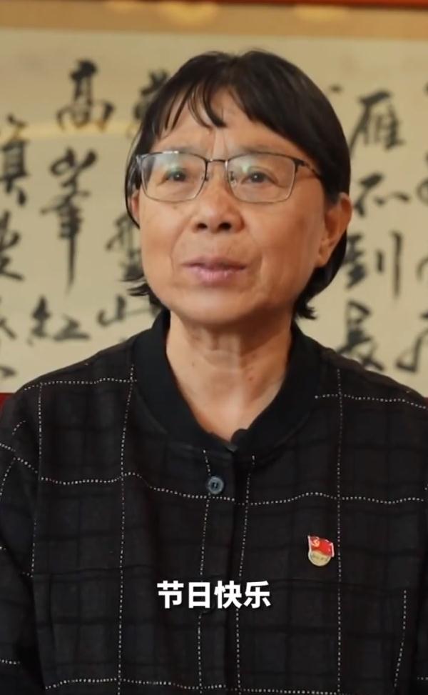 “老师,您辛苦了”“寿比南山,永远18”?这个教师节的祝福五花八门→ “老师,您辛苦了”“寿比南山,永远18”?这个教师节的祝福五花八门→