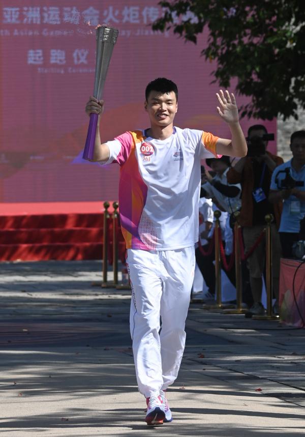 杭州亚运会火炬在嘉兴传递