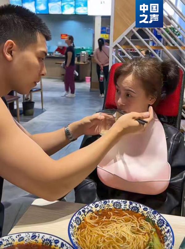 母亲身患渐冻症，“00后”男孩选择……