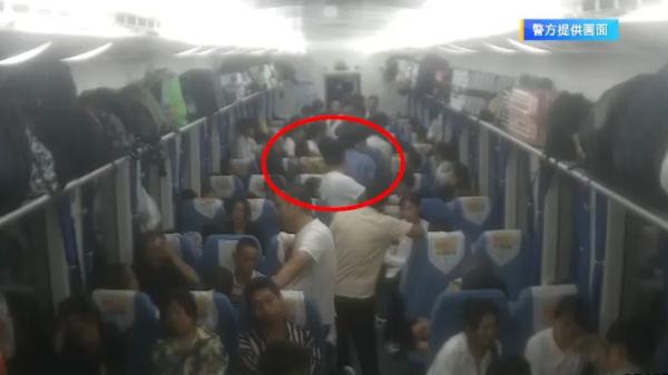 一女子持无座票霸占他人座位，多次劝说无果，警方：违法！行政拘留！