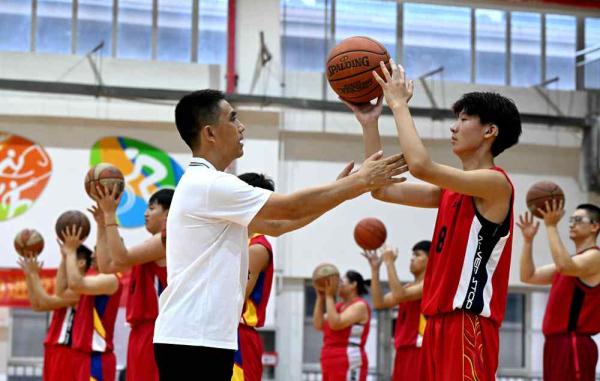 河北石家庄：特教夫妻让“折翼天使”飞得更高