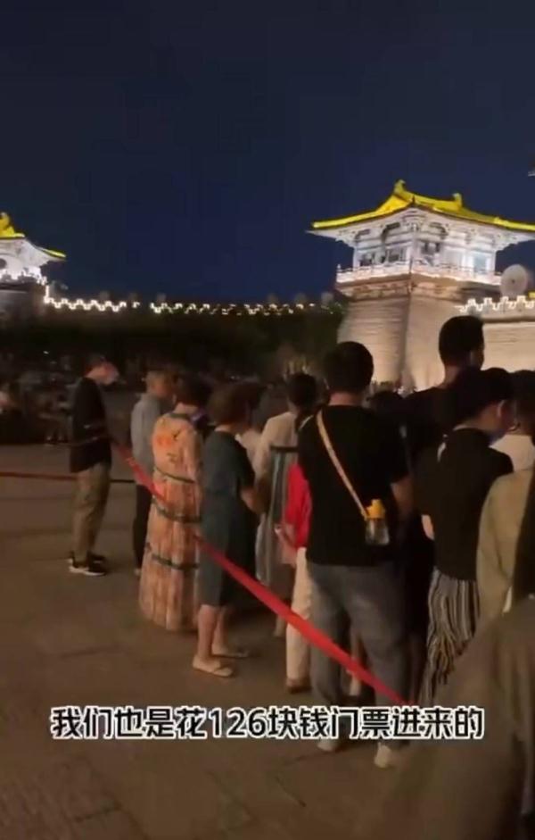 湖北襄阳唐城景区回应“中外游客被区别对待”：将通报情况