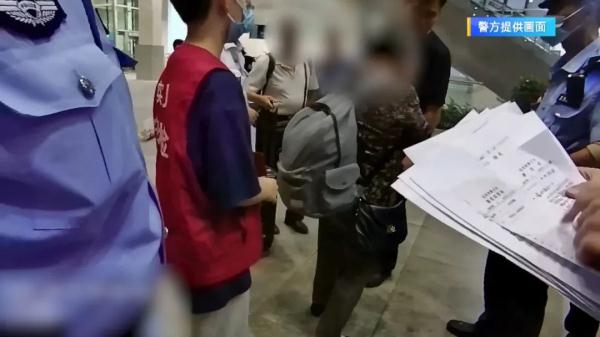 一女子持无座票霸占他人座位，多次劝说无果，警方：违法！行政拘留！