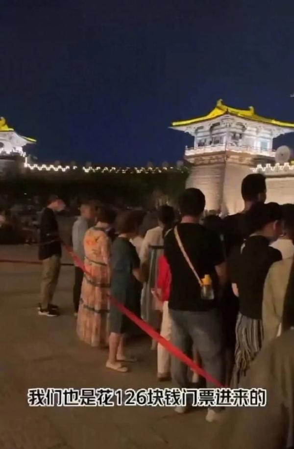 看表演要给外国人让座?知名景区:深刻反思 看表演要给外国人让座?知名景区:深刻反思