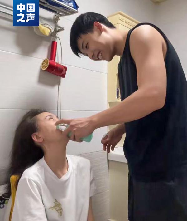 母亲身患渐冻症，“00后”男孩选择……