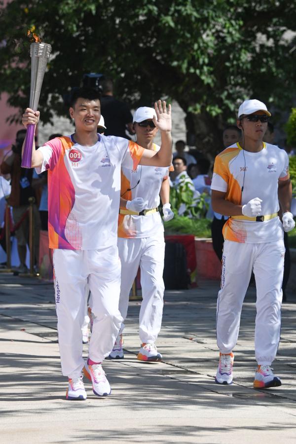 杭州亚运会火炬在嘉兴传递