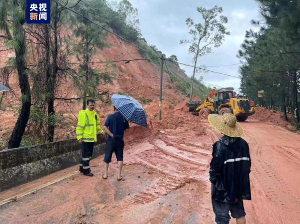 广东茂名多地因强降水发生险情 多部门采取措施抢险救灾