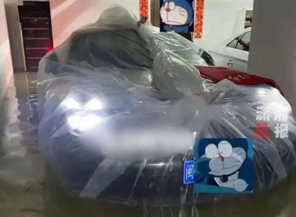 暴雨前,他把车装进了塑料袋……怎么套的? 暴雨前,他把车装进了塑料袋……怎么套的?