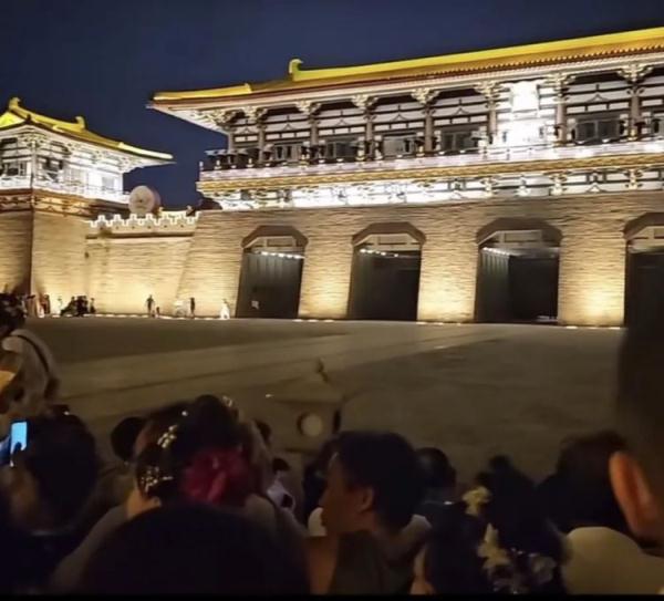 看表演要给外国人让座?知名景区:深刻反思 看表演要给外国人让座?知名景区:深刻反思