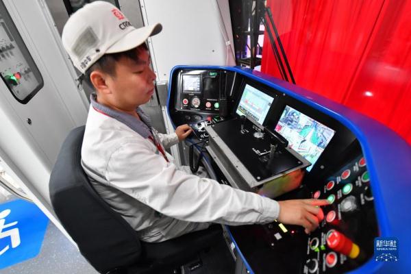 “中国造”首列出口墨西哥城轻轨列车在湖南株洲下线