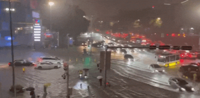 暴雨前,他把车装进了塑料袋……怎么套的? 暴雨前,他把车装进了塑料袋……怎么套的?