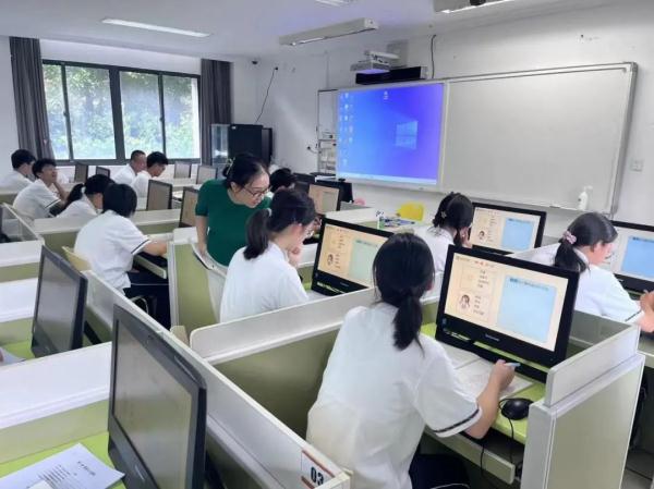 博士在中小学教书“屈才”么？她不这么认为