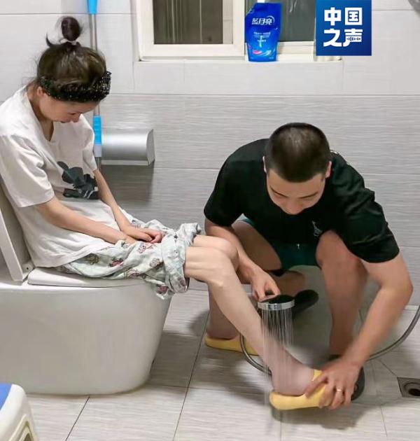 母亲身患渐冻症，“00后”男孩选择……