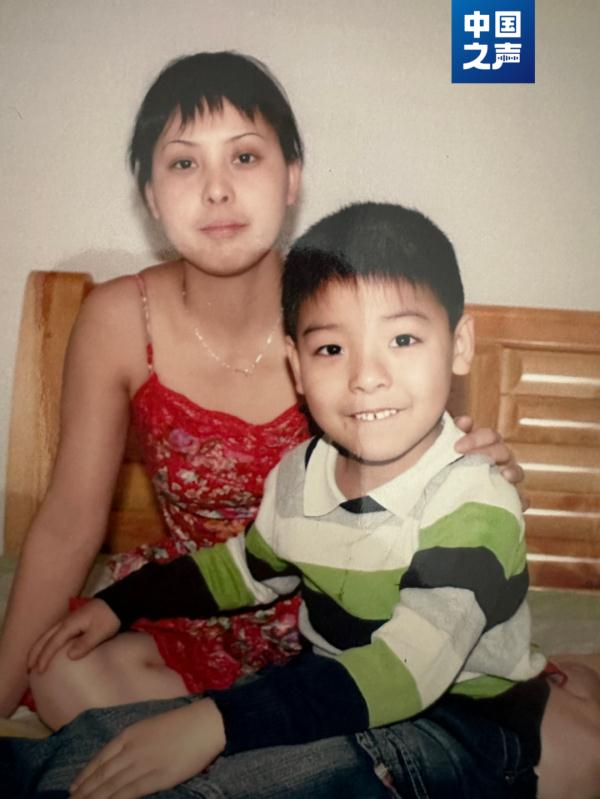 母亲身患渐冻症，“00后”男孩选择……