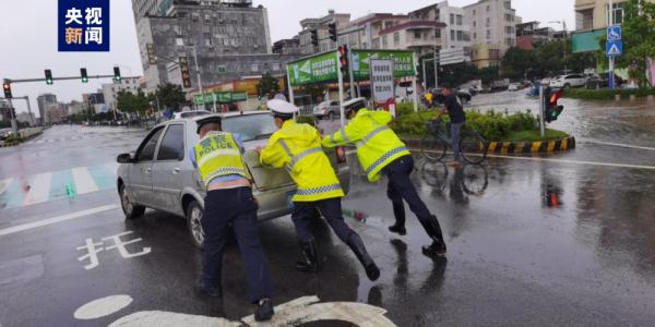 广东茂名多地因强降水发生险情 多部门采取措施抢险救灾
