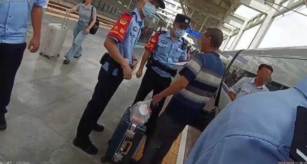 事发开往厦门D3239次列车！他当场被查！